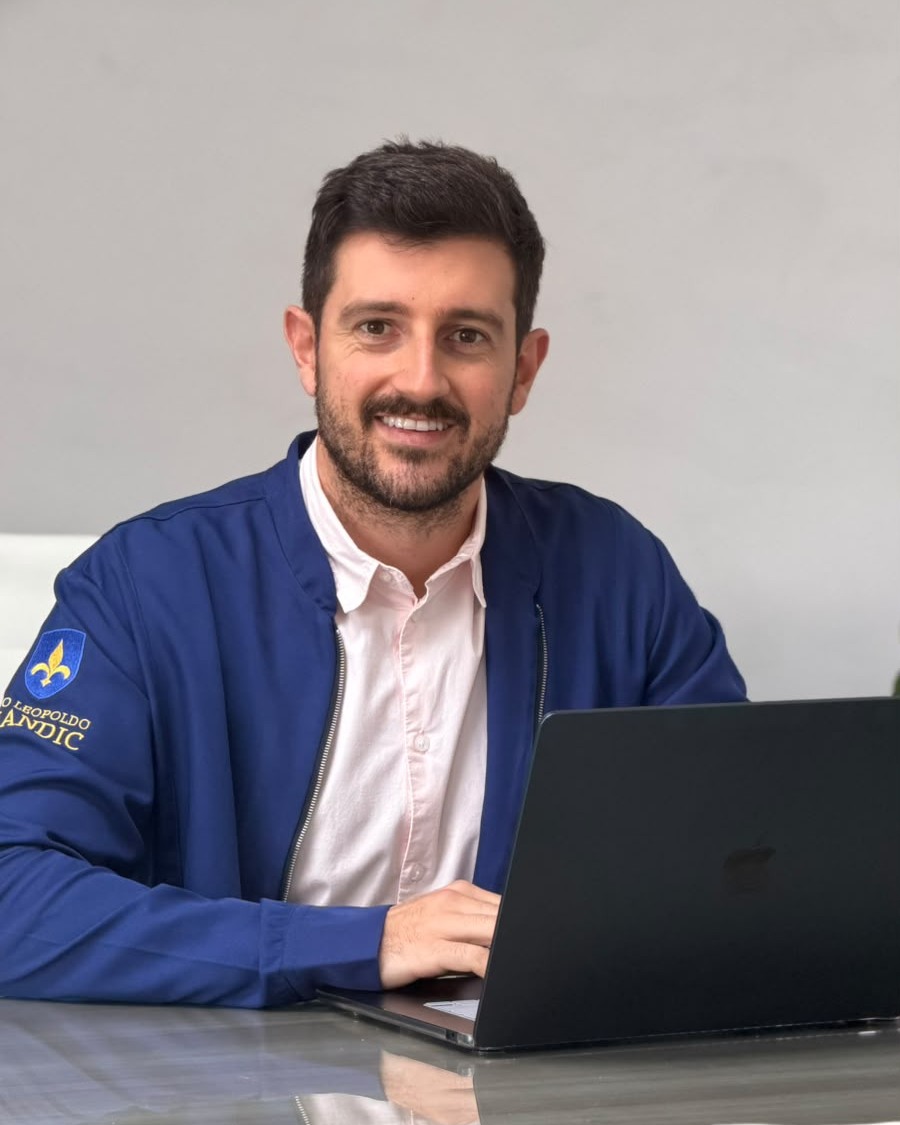 Retrato do Dr. Pedro Gogolla, dentista em Vinhedo-SP